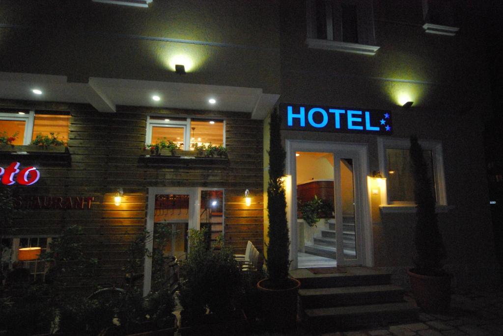 Town House Hotel 3*
